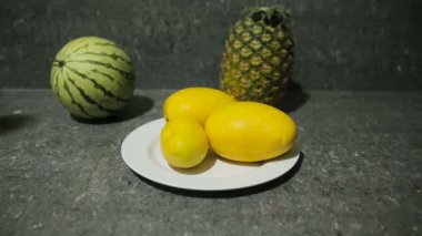 taze tropikal meyve plaka üzerinde