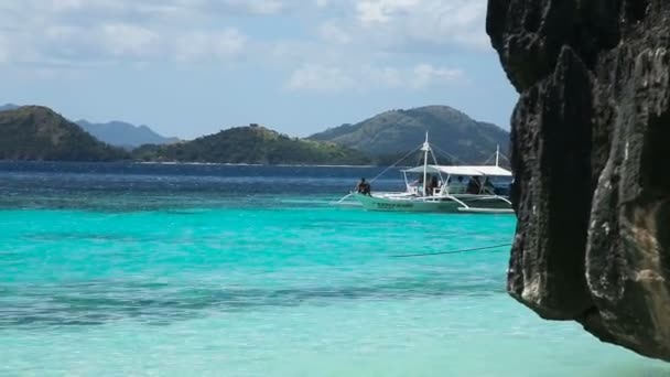 Hermosa playa y mar tropical — Vídeo de stock