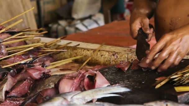 Mans tangan memotong ikan segar — Stok Video