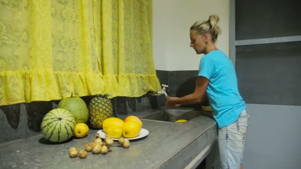 Femme laver les fruits à la cuisine — Video