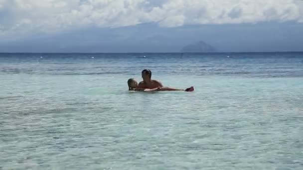 Padre e figlia che giocano in mare — Video Stock