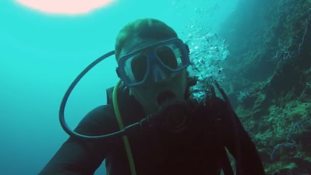 Buceador bajo el agua — Vídeo de stock