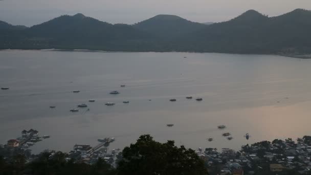 Puesta de sol en la isla tropical, vista desde la montaña . — Vídeo de stock