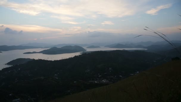 Solnedgång på tropisk ö, utsikten från berget. — Stockvideo