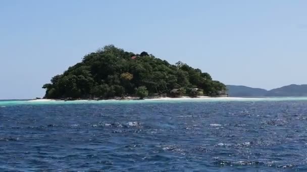 Île tropicale avec bungalows . — Video