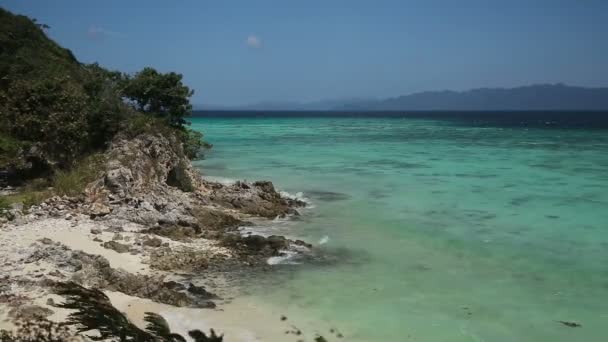 Hermosa playa y mar tropical — Vídeo de stock