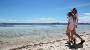 gülümseyen kız denizde yürümek.