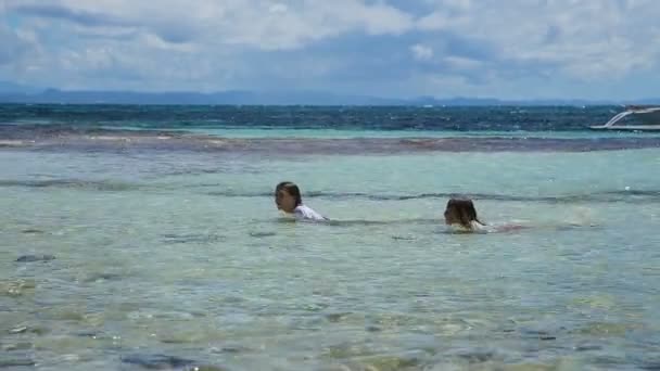 Niños felices nadan en el mar — Vídeos de Stock