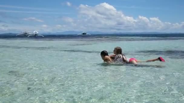 Père et fille jouant dans la mer — Video