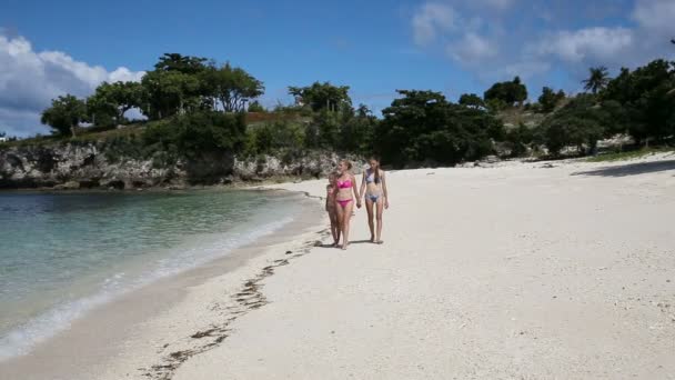 Familia feliz caminando por la playa — Vídeos de Stock