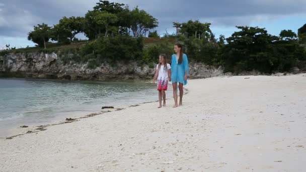 Две девушки прогуливаются по тропическому пляжу — стоковое видео
