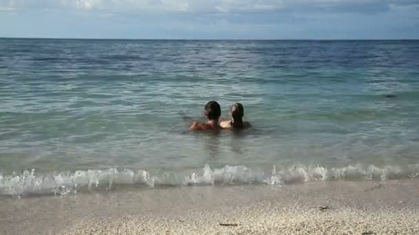 Vater und Tochter im tropischen Meer — Stockvideo