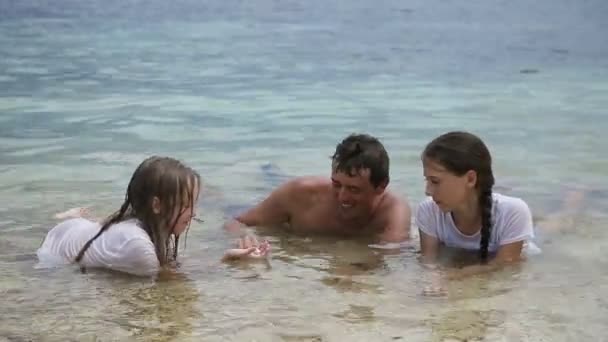 Отец с дочерьми в тропическом море — стоковое видео