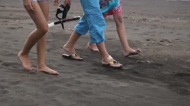 Familia feliz caminando por la playa — Vídeos de Stock