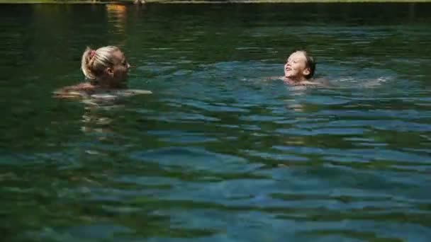 Gelukkig gezin in het zwembad — Stockvideo