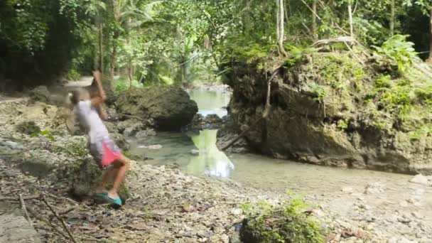 Children girl playing with liana — Stock Video