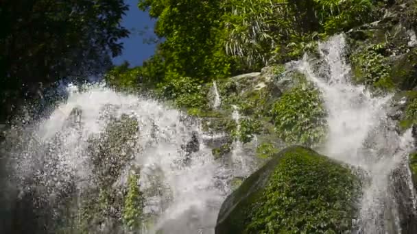 Bela cachoeira tropical. — Vídeo de Stock