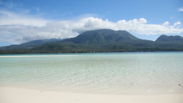 Hermosa playa y mar tropical — Vídeos de Stock