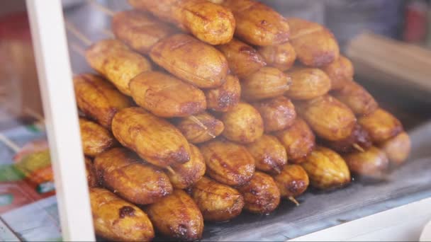 Gebratene Bananen auf dem Wochenmarkt — Stockvideo