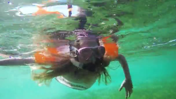 Young girl scuba diver — Stock Video