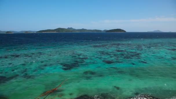 Mar tropical bajo el cielo azul — Vídeos de Stock
