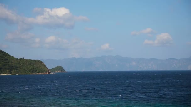 Mar tropical sob o céu azul — Vídeo de Stock