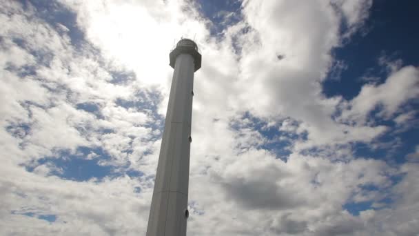 Faro con cielo blu, nuvole.Isola di Malapascua — Video Stock