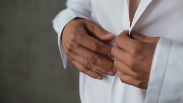 男の白いシャツのボタン — ストック動画
