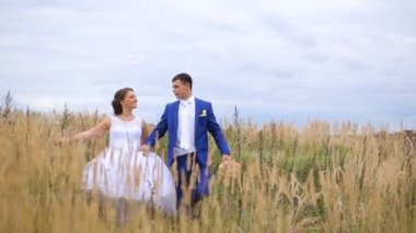 mutlu güzel gelin ve damat sahada yürüyüş