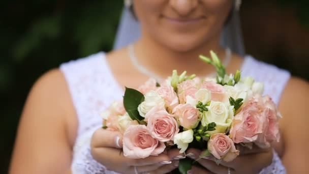 Mariée dans la robe de mariée avec bouquet dans le parc — Video