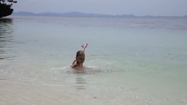 Niña jugando en la playa . — Vídeos de Stock