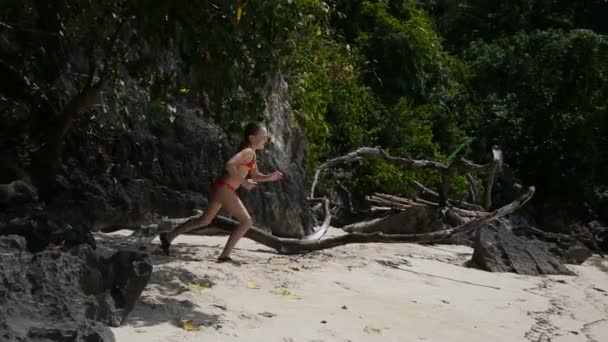 Glückliche Kinder rennen zum Schwimmen. — Stockvideo