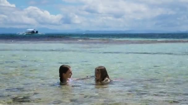 Счастливые дети плавают в море — стоковое видео