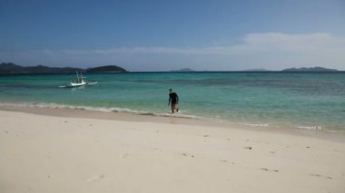 adam sahilde sudan çıkar