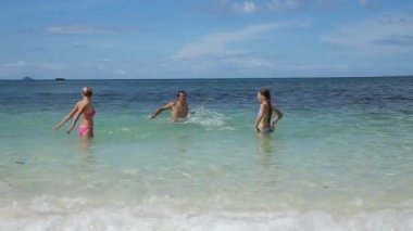 Mutlu aile denizde oynarken