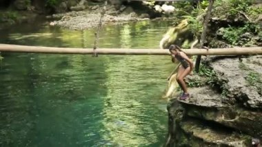 Kız suya atlamak
