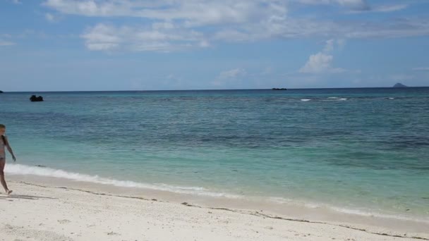 Felice famiglia a piedi sulla spiaggia — Video Stock