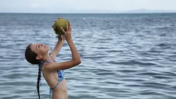 Kız kendi üzerine Hindistan cevizi suyu dökülen — Stok video