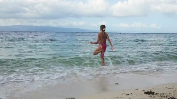 Happy childs runs to swim. — Stock Video