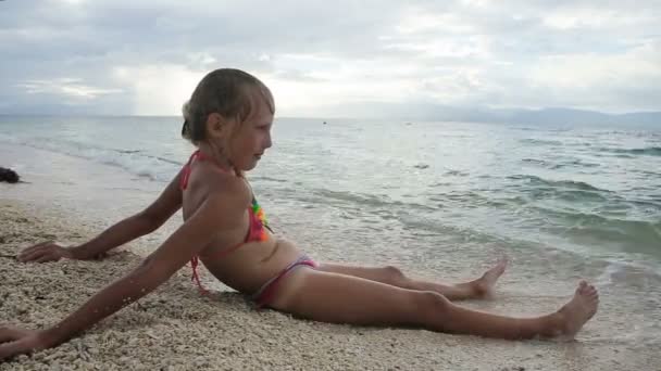 Das junge Mädchen am Strand — Stockvideo