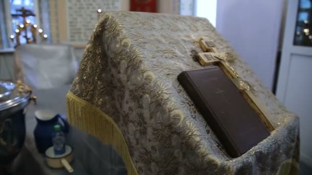 Orthodoxe kruis met Bijbel in kerk — Stockvideo