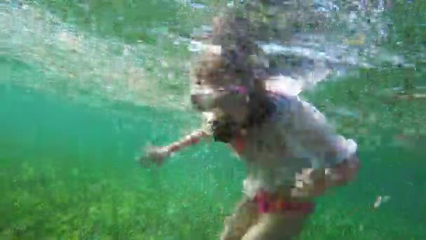 Young girl scuba diver — Stock Video