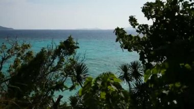 tropikal deniz mavi gökyüzü altında