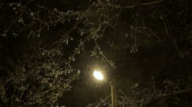 Kış akşamları fenerle sokak mesaj