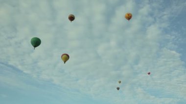 sıcak hava balon içinde mavi gökyüzü Aerostat