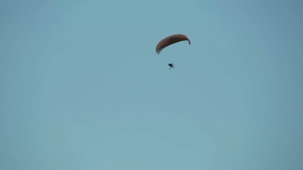 Paramotor vliegen in de lucht — Stockvideo