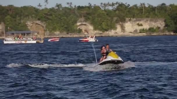 Heureux couple équitation jet ski . — Video