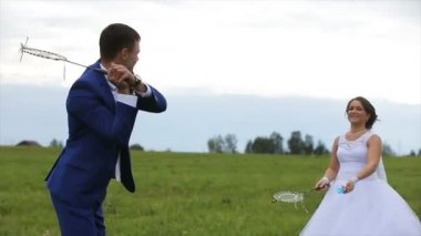 Yeşil çayır on badminton oynamaya yeni evliler