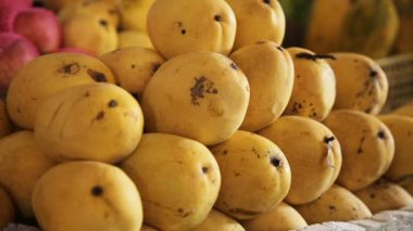 Sarı mango meyve pazarında