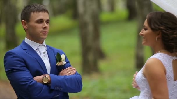 Recém-casados, casal de recém-casados felizes no parque de verão — Vídeo de Stock